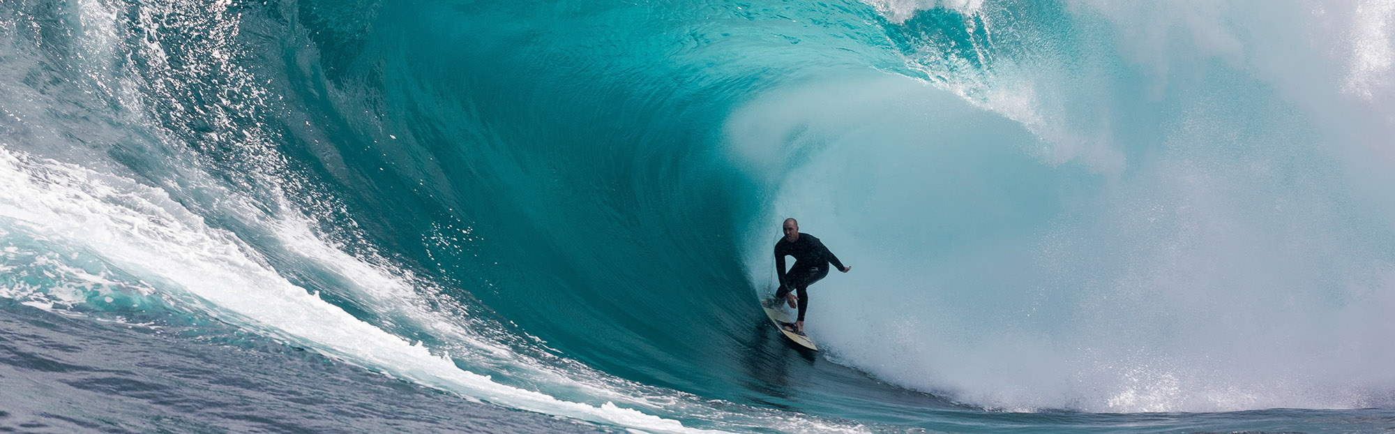 Surfer in einer sich brechenden Welle